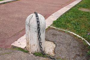 väg hinder längs de trottoar för de säker textavsnitt av fotgängare. foto