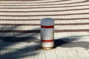 väg hinder längs de trottoar för de säker textavsnitt av fotgängare. foto