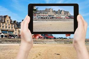 turist tar Foto av vid vatten i cancale