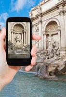 turist tar Foto av trevi fontän i rom