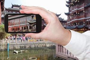 turist tar Foto av gammal stad av shanghai