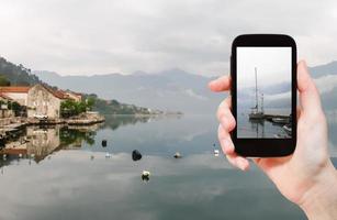 turist tar Foto av bukt av kotor