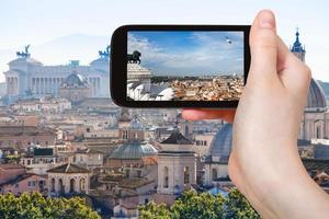 turist fotografier rom horisont på smartphone foto
