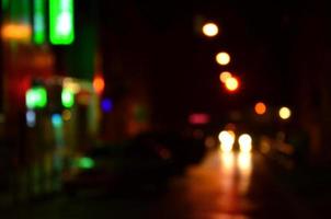 suddig natt scen av trafik på de körbana. defocused bild av bilar reser med lysande strålkastare. bokeh konst foto