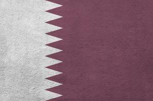 qatar flagga avbildad i ljus måla färger på gammal lättnad putsning vägg. texturerad baner på grov bakgrund foto