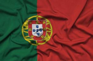 portugal flagga är avbildad på en sporter trasa tyg med många veck. sport team baner foto
