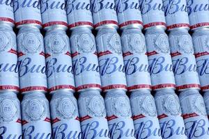 sumy, ukraina - augusti 01, 2021 många burkar av budweiser lageröl alkohol öl - budweiser är en varumärke från anheuser-busch inbev foto