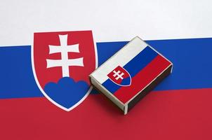 slovakia flagga är avbildad på en tändsticksask den där lögner på en stor flagga foto