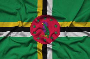 dominica flagga är avbildad på en sporter trasa tyg med många veck. sport team baner foto