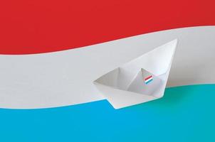 luxemburg flagga avbildad på papper origami fartyg närbild. handgjort konst begrepp foto