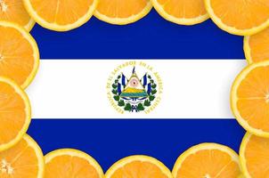 el salvador flagga i färsk citrus- frukt skivor ram foto