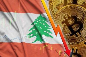 libanon flagga och kryptovaluta faller trend med många gyllene bitcoins foto