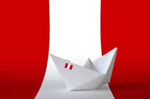 peru flagga avbildad på papper origami fartyg närbild. handgjort konst begrepp foto