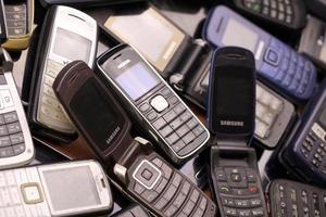 kharkiv, ukraina - december 16, 2021 några gammal Begagnade föråldrad mobil telefoner från 90-2000-tal period. återvinning elektronik i de marknadsföra foto
