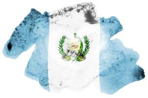 guatemala flagga är avbildad i flytande vattenfärg stil isolerat på vit bakgrund foto