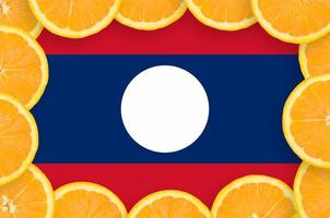 laos flagga i färsk citrus- frukt skivor ram foto