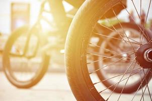 en bmx cykel hjul mot de bakgrund av en suddig gata med cykling ryttare. extrem sporter begrepp foto