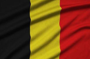 belgien flagga är avbildad på en sporter trasa tyg med många veck. sport team baner foto