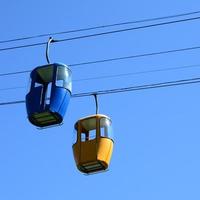 blå och gul passagerare kabel- sätt hytter i de klar himmel foto