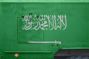 saudi arabien flagga avbildad på sida del av militär armerad lastbil närbild. armén krafter konceptuell bakgrund foto