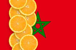 marocko flagga och citrus- frukt skivor vertikal rad foto