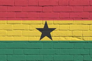 ghana flagga avbildad i måla färger på gammal tegel vägg. texturerad baner på stor tegel vägg murverk bakgrund foto