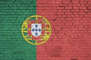 portugal flagga är målad till ett gammal tegel vägg foto