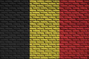 belgien flagga är målad till ett gammal tegel vägg foto