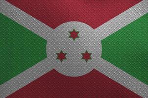 burundi flagga avbildad i måla färger på gammal borstat metall tallrik eller vägg närbild. texturerad baner på grov bakgrund foto