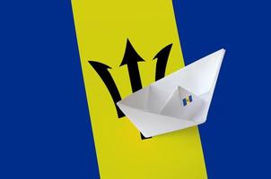 barbados flagga avbildad på papper origami fartyg närbild. handgjort konst begrepp foto