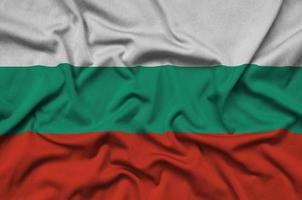 bulgarien flagga är avbildad på en sporter trasa tyg med många veck. sport team baner foto