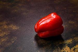 färsk trasig röd ljuv peppar från de höst skörda foto