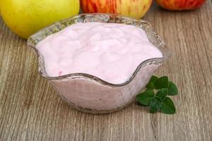 jordgubb yoghurt på trä foto