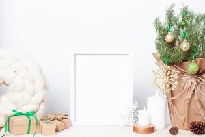 noll avfall jul naturlig dekoration med rosmarin som alternativ jul träd och vit falsk upp ram på tabell. stänga upp, kopia Plats foto