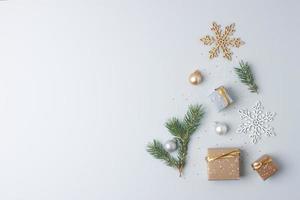 jul träd form tillverkad med gåvor i hantverk och jul dekorationer på grå bakgrund. platt lägga, kopia Plats foto