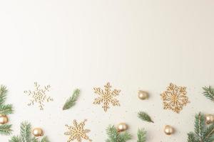 jul bakgrund med jul dekorationer på beige pastell. platt lägga, kopia Plats foto