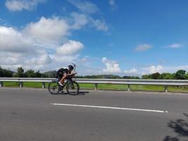 lombok ö, Indonesien, oktober 8, 2022, ett av de cyklister deltar i de Iron Man 70,3 triathlon på de ö av lombok, indonesien foto