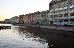 st. petersburg. i de Foto, de kväll stad av st. petersburg. se av de vägbank och byggnader. foto