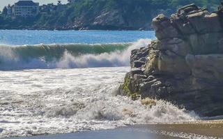 ytterst enorm stor surfare vågor på strand puerto escondido Mexiko. foto