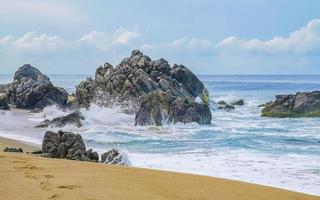 ytterst enorm stor surfare vågor på strand puerto escondido Mexiko. foto