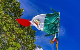 mexikansk grön vit röd flagga i playa del carmen mexico. foto