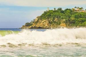 ytterst enorm stor surfare vågor på strand puerto escondido Mexiko. foto