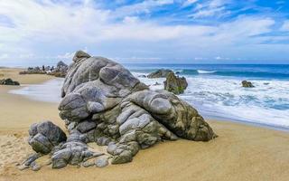 ytterst enorm stor surfare vågor på strand puerto escondido Mexiko. foto