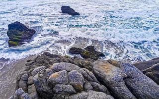 ytterst enorm stor surfare vågor på strand puerto escondido Mexiko. foto