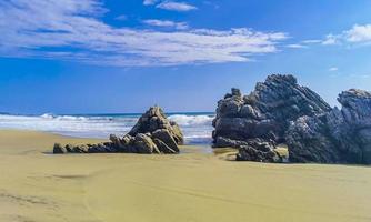 ytterst enorm stor surfare vågor på strand puerto escondido Mexiko. foto