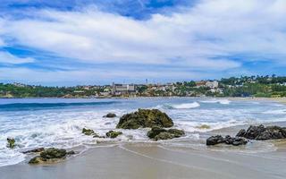 ytterst enorm stor surfare vågor på strand puerto escondido Mexiko. foto