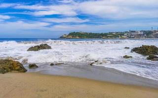 ytterst enorm stor surfare vågor på strand puerto escondido Mexiko. foto