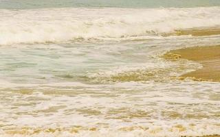 ytterst enorm stor surfare vågor på strand puerto escondido Mexiko. foto