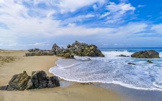 ytterst enorm stor surfare vågor på strand puerto escondido Mexiko. foto