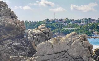 ytterst enorm stor surfare vågor på strand puerto escondido Mexiko. foto